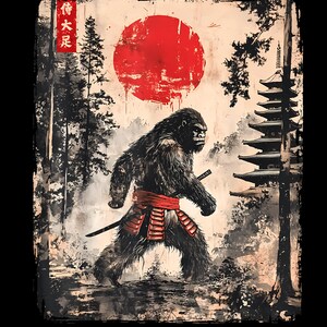 Peut inclure: Une illustration en noir et blanc d'une grande créature poilue portant une ceinture rouge et tenant une épée. La créature marche à travers une forêt avec un soleil rouge et une pagode en arrière-plan. Le texte japonais "侍大足" est écrit dans le coin supérieur gauche de l'image.