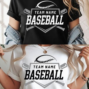 Peut inclure: T-shirts de baseball noirs et blancs avec un graphisme de baseball. Les chemises présentent le texte "TEAM NAME BASEBALL" dans une police audacieuse et sportive, avec un design de baseball et de battes. Les chemises sont portées par une personne.