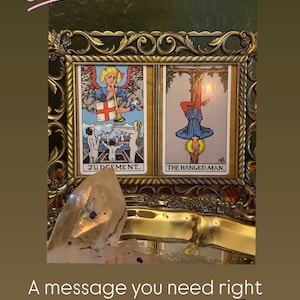 Puede incluir: Una lectura de cartas del tarot enmarcada con las cartas Juicio y El Colgado. El marco es dorado con detalles ornamentados. El texto en la parte superior dice "One Card Guidance" y en la parte inferior "A message you need right now 5$". Un cristal de cuarzo transparente en primer plano.