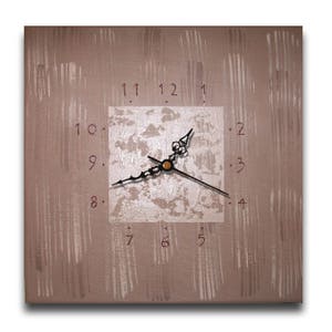 Peut inclure: Une horloge carrée brune avec des aiguilles noires et des chiffres romains blancs sur un fond texturé.