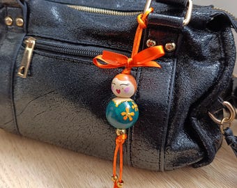 Llavero muñeca personalizado - creación artesanal en cuentas de madera pintadas a mano - accesorio único para bolso, estuche, llaves…