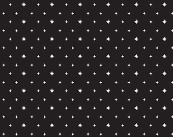 Puede incluir: Tela negra con un patrón repetitivo de estrellas blancas de ocho puntas. Las estrellas varían ligeramente en tamaño y están espaciadas uniformemente. Una regla en pulgadas es visible en la parte inferior.