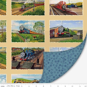 Könnte beinhalten: Ein Stoffpaneel mit mehreren gerahmten Illustrationen von Zeichentrickzügen auf Gleisen, vor Landschaften. Die Züge sind in verschiedenen Farben, darunter Blau, Rot und Grün. Der Hintergrund ist hellbeige.