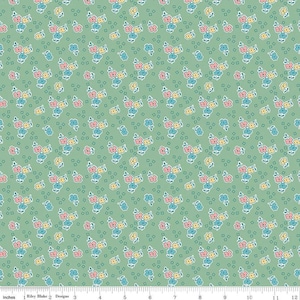 Pode incluir: Um tecido com um padrão floral repetitivo. As flores estão agrupadas em grupos de três, com pétalas rosa, amarelas e azuis. O fundo é verde claro, e pequenas formas quadradas estão espalhadas pelo design.