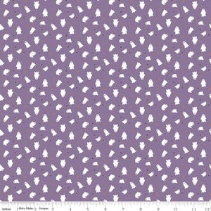 Peut inclure: Un tissu violet avec un motif répétitif de petits fantômes blancs et de minuscules points noirs et orange. Une règle blanche au bord inférieur indique une échelle de 30,48 cm, avec le texte Riley Blake Designs imprimé le long des graduations.