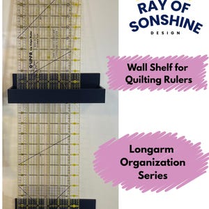 Könnte beinhalten: Ein Wandregal mit zwei schwarzen Regalbrettern zum Aufbewahren von Quilting-Linealen. Das Regal ist mit "Wandregal für Quilting-Lineale" und "Longarm-Organisationsserie" beschriftet.