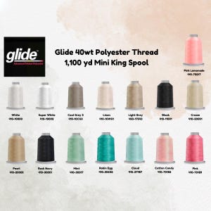 Puede incluir: Imagen de hilo de poliéster Glide 40wt en varios colores. La imagen muestra mini bobinas de hilo en colores como blanco, negro, rosa y azul. El texto de la imagen dice "Glide 40wt Polyester Thread 1,100 yd Mini King Spool."