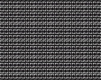 Puede incluir: Tela estampada en blanco y negro con filas de triángulos blancos repetidos sobre un fondo negro. La tela tiene un diseño geométrico, con los triángulos dispuestos en un patrón en zigzag. La imagen incluye el texto "Riley Blake Designs".