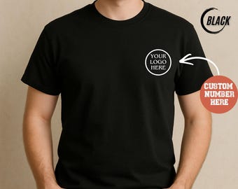 Puede incluir: Camiseta negra con el texto "CUSTOM LOGO & TEXT" en la parte superior. Un círculo blanco en el pecho dice "YOUR LOGO HERE". Un círculo rojo a la derecha dice "CUSTOM NUMBER HERE". La palabra "BLACK" está escrita en un círculo negro.