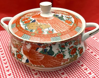 Fuente redonda con tapa para verduras y servir, modelo Arita Imari Red Peacock, de estilo vintage, pintada a mano en Japón. Sin desconchones, en muy buen estado.