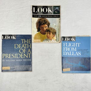 Pode incluir: Três revistas vintage "Look". A revista superior é a JFK Memorial Issue, com uma foto de Jacqueline Kennedy e seu filho. As outras duas revistas são intituladas "The Death of a President" e "Flight From Dallas".