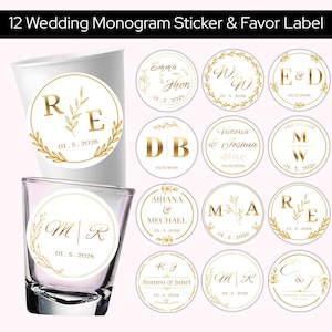 Könnte beinhalten: Ein Set aus zwölf runden Hochzeits-Monogramm-Aufklebern und Gastgeschenk-Etiketten mit goldfarbener Schrift, botanischen Blattmotiven und dem Datum 01.5.2026. Die Etiketten sind auf einem Pappbecher und einem Trinkglas abgebildet.