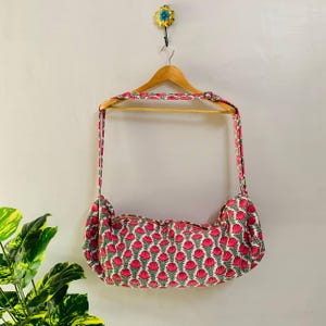 Baumwolle gesteppter Seesack, rosa Blumen-Reisetasche, Frauen-Umhängetasche Geschenk, Lebensmittelgeschäft, Sporttasche, Block-Print Seesack für Frauen, Geschenke