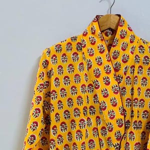 Hermosa bata tipo kimono de algodón amarillo, kimono floral hecho a mano, bata cómoda estilo bohemio para estar en casa, kimono de noche para usar en verano, regalo para ella
