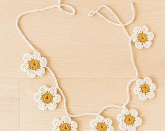 Crocheted Daisy Garland: Boho Floral Nursery Decor, Cotton Yarn Wall Hanging, flower banner