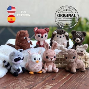以下が含まれることがあります： ビーバー、キツネ、ハリネズミ、クマ、アライグマ、フクロウ、ウサギ、ヘラジカなど、手作りの編みぐるみ動物フィギュアのコレクション。茶色、赤、グレー、ピンクなど、さまざまな色があります。画像には「PDF Pattern」のグラフィックも含まれています。