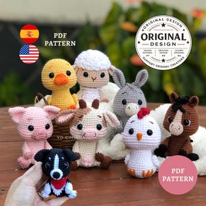 Può includere: Una collezione di giocattoli di animali da fattoria fatti a mano all'uncinetto, tra cui un maiale, una mucca, un'anatra, una pecora, un asino, una gallina, un cavallo e un cane. I giocattoli sono di vari colori e sono esposti su una superficie di legno. È presente anche il testo "PDF PATTERN".