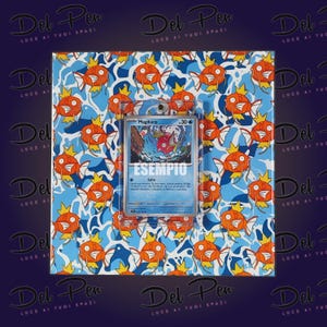 Magikarp Pattern - Quadro 20x20 cm Ceramica Italiana - Decorazione muro - Design pareti - Supporto per carte TCG Incluso - Pokèmon
