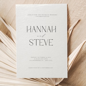 Puede incluir: Una invitación de boda color crema con texto negro. La invitación dice: "Únase a nosotros para la celebración íntima de la boda de Hannah y Steve". Los detalles incluyen la fecha, el lugar y la información de RSVP.