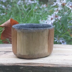 Kleiner handgeschnitzter Blumentopf / Übertopf aus Holz