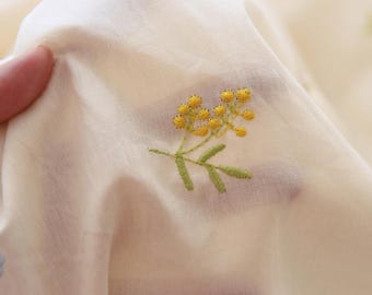 Tela de algodón beige con estampado floral bordado - Tela bordada - Tela con flores - Tela para vestidos - Tela para acolchado - Tela para manualidades - Por medio metro