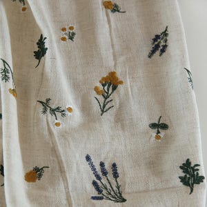 Tissu brodé en lin floral - Tissu en lin floral vintage - Broderie végétale - Designer - Matelassage - Vêtements personnalisés - 1 mètre