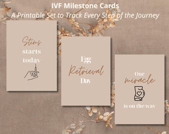 Peut inclure: Trois cartes étapes beiges avec du texte et des illustrations liées à la FIV. Les cartes indiquent "Stims starts today", "Egg Retrieval Day" et "Our miracle is on the way". Les cartes sont disposées sur un fond neutre.