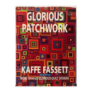 Peut inclure: Couverture de livre "GLORIOUS PATCHWORK" de Kaffe Fassett, avec un motif de patchwork coloré. Le texte de la couverture comprend "MORE THAN 25 GLORIOUS QUILT DESIGNS". Fond blanc.