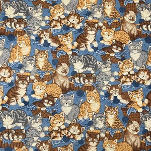 Peut inclure: Tissu bleu avec un motif répété de chats de différentes couleurs. Les chats sont représentés en marron, gris et orange, certains dans des paniers avec du tissu bleu et blanc et des pelotes de laine.