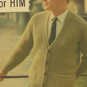 Puede incluir: Anuncio vintage con un hombre con un cárdigan verde claro sobre una camisa blanca y una corbata oscura. El cárdigan tiene bolsillos y botones. El texto "or HIM" es visible en la esquina superior izquierda.