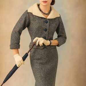 Op de afbeelding: Een vintage grijze tweed pak met bijpassende rok en jasje. Het jasje heeft een crèmekleurige kraag en blauwe knopen. De persoon draagt witte handschoenen en houdt een donkerblauwe paraplu met een houten handvat vast. Een zwarte kralenketting is ook zichtbaar.
