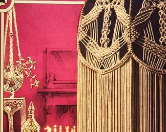 Peut inclure: Couverture de livre vintage présentant un abat-jour en macramé. La couverture affiche le texte "Lorna Rose" en rose et un fond rouge. Le bas de la couverture indique "4 Original Lampshade Designs by Sandra Dale".