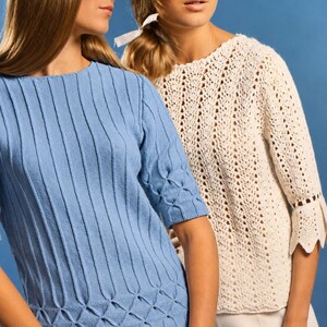 Könnte beinhalten: Ein hellblauer Strickpullover mit vertikalen Rippendetails und einem Gittermuster am Saum, kombiniert mit einem cremefarbenen Strickpullover mit Lochmuster, Dreiviertelärmeln mit gewelltem Abschluss und einer weißen Hose.