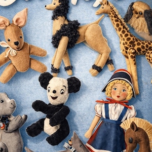 Puede incluir: Colección de juguetes blandos de estilo vintage, incluyendo un canguro, un caniche, una jirafa, un panda, una muñeca y un perro, sobre un fondo azul claro. El texto "Soft Toys" está en la parte superior.