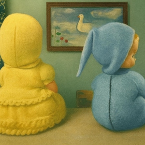 Peut inclure: Deux poupées en peluche, l'une jaune avec une robe à capuche et l'autre bleue avec un chapeau pointu, sont assises face à un tableau encadré d'un cygne. Les poupées sont posées sur une surface marron clair contre un mur vert clair.