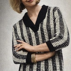 Könnte beinhalten: Ein Set aus drei Keramikbechern mit gesprenkelter, matter Oberfläche. Die Becher sind in Creme-, Hellgrau- und Dunkelgrautönen gehalten. Jeder Becher hat ein schlichtes, minimalistisches Design.