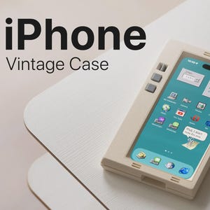 Puede incluir: Una funda de teléfono beige para iPhone con un diseño de ordenador retro y dos botones cuadrados grises en el lateral. La pantalla muestra una interfaz de sistema operativo vintage con varios iconos y un bocadillo que dice, Well, I didn't vote for you.