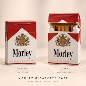 Puede incluir: Dos estuches rectangulares para cigarrillos con el diseño de la marca Morley. Un estuche está cerrado y el otro abierto, mostrando una fila de filtros de cigarrillos. El diseño incluye colores rojo y blanco, un escudo dorado y el texto Morley 20 Class A Cigarettes. Debajo de los estuches, el texto dice Morley Cigarette Case Inspired by the X-Files.