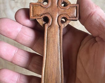 Celtic cross carved in wood – Handcrafted Christian cross – Handmade sacred art – Symbolic sculpture – Unique piece