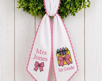 Personalized Teacher Crayon Classroom Wreath Sash, Classroom Decor Ribbon, 1st Grade Kindergarten Teacher, New Teacher Gift