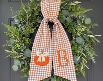 Banda personalizada de calabaza a cuadros para corona de otoño, bufanda de corona de otoño con inicial, decoración de Acción de Gracias con monograma, regalo acogedor para la temporada.