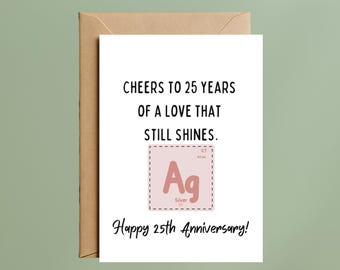 Könnte beinhalten: Eine weiße Grußkarte mit einem braunen Umschlag. Auf der Karte steht: „Cheers to 25 Years of a Love That Still Shines.“ In der Mitte befindet sich eine rosa Grafik des Elements Silber. Auf der Unterseite der Karte steht „Happy 25th Anniversary!“