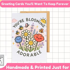Cartão Kawaii "Você está florescendo" com flores silvestres | Cartão de felicitações floral com flores silvestres e corações, presente de papelaria pastel com rosto sorridente