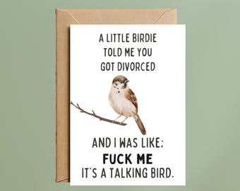 Könnte beinhalten: Eine weiße Grußkarte mit einem braunen Vogel auf einem Ast. Der Text lautet: A LITTLE BIRDIE TOLD ME YOU GOT DIVORCED AND I WAS LIKE: FUCK ME IT'S A TALKING BIRD. Die Karte liegt vor einem braunen Briefumschlag.