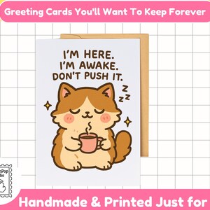 Ich bin hier, ich bin wach, drück es nicht Karte | Sarkastische Grumpy Cat Kaffee Grußkarte | Lustiges Katzen-Liebhaber-Geschenk | Introvertierter Humor Happy Mail Geschenk