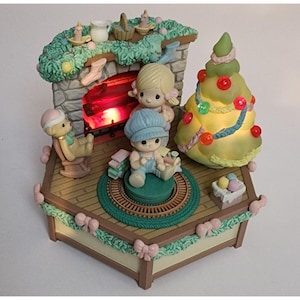 Enesco Precious Moments A Family Christmas Movement Lights Music Box