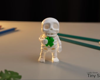 Lucky Clover Tiny Skeleton Flexi Figurine – 3D Printed St. Patrick’s Day Decor, Poseable Shamrock Desk Toy, Irish Gift