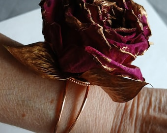 Burgunderrote getrocknete Rose Armband, Gold Blumen Manschette, gotische Hochzeit/Prom Corsage, romantischer Boho Schmuck”