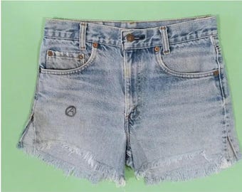 Jeans Levi's 28W anni '90, vita 3, lunghezza 11, taglio corto, jeans blu in denim, jeans consumati, sbiaditi, sfilacciati, rivettati, pantaloni streetwear unisex Daisy Dukes