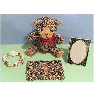 4-teiliges Geschenkset für Teenager / Erwachsene: Plüschleopard Cub, Perlen-Elastikarmband, Stoff-ID-Karte-Ordner & Messing-Staffelei-Fotorahmen für jede Gelegenheit OOAK-Idee